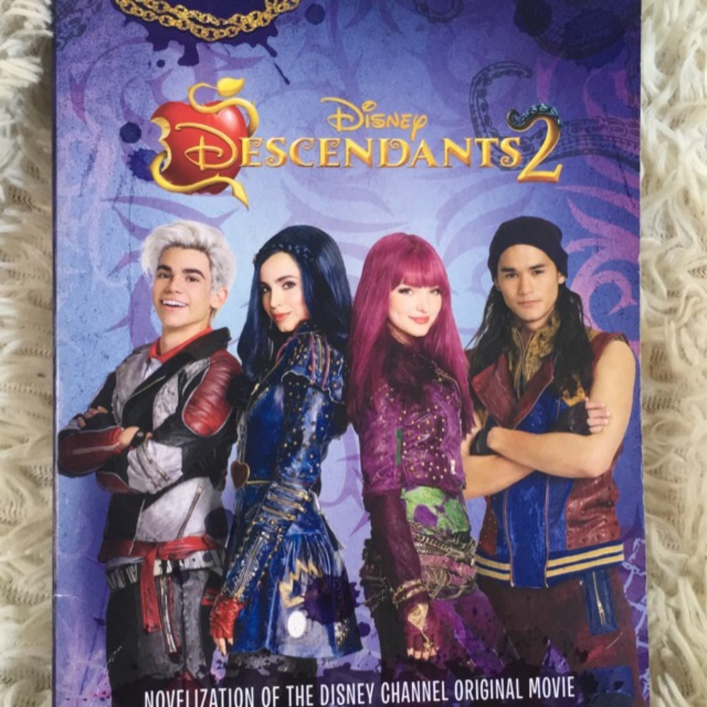 Used Descendants 2 chapter book - Picture 2 of 4
